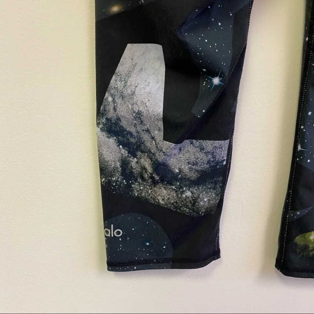 Alo Yoga || Geo Galaxy Capri‎ Leggings Space Black XS